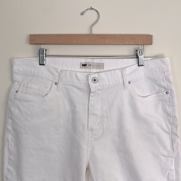 Levi’s White Denim Capris - Picture 2 of 6